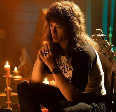 a non-canon v posing in lizzie's bar with a blue netrunner suit on and a pink and white bullet-proof vest